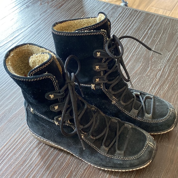 Timberland suede boots in size 6. With inner lining nice and cosy for winter. - Picture 2 of 10